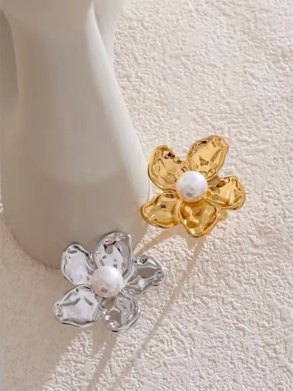Silver tone elegant Floral Pearl Statement Ring - Picture 5 of 6